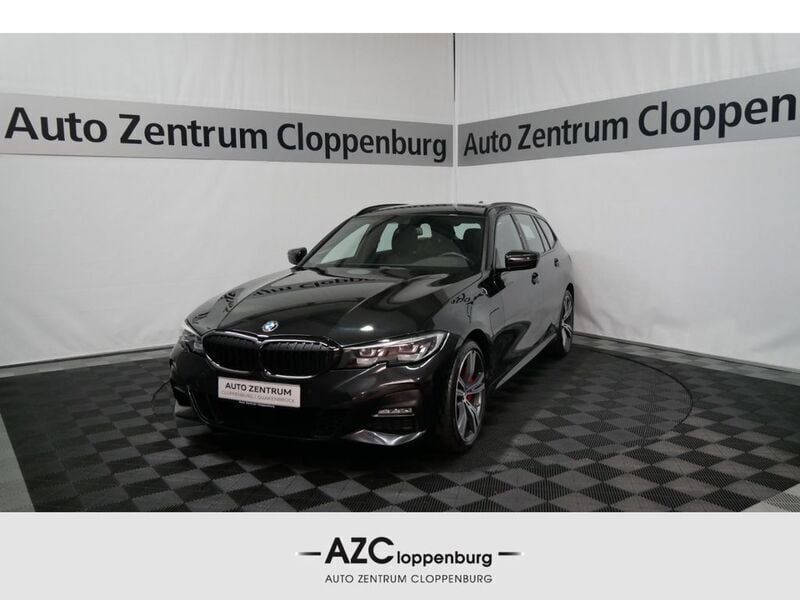 Black sapphire metallic Gebraucht 2021 BMW 330e M Sport Kombi | 27.950 € (Fairer Preis) - Bild 1/4