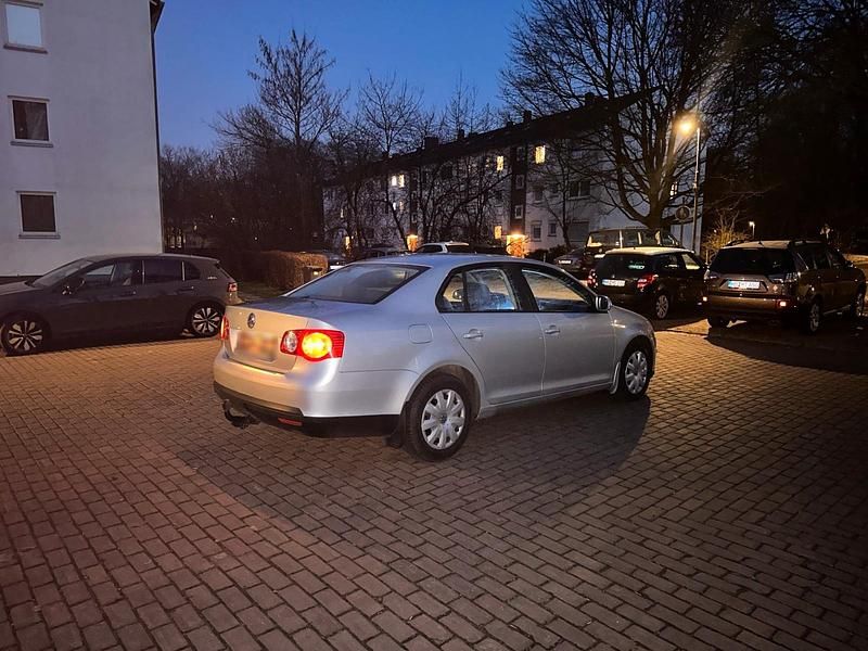 Gebraucht VW Jetta 102 PS (75 kW) 2005 Silber Limousine