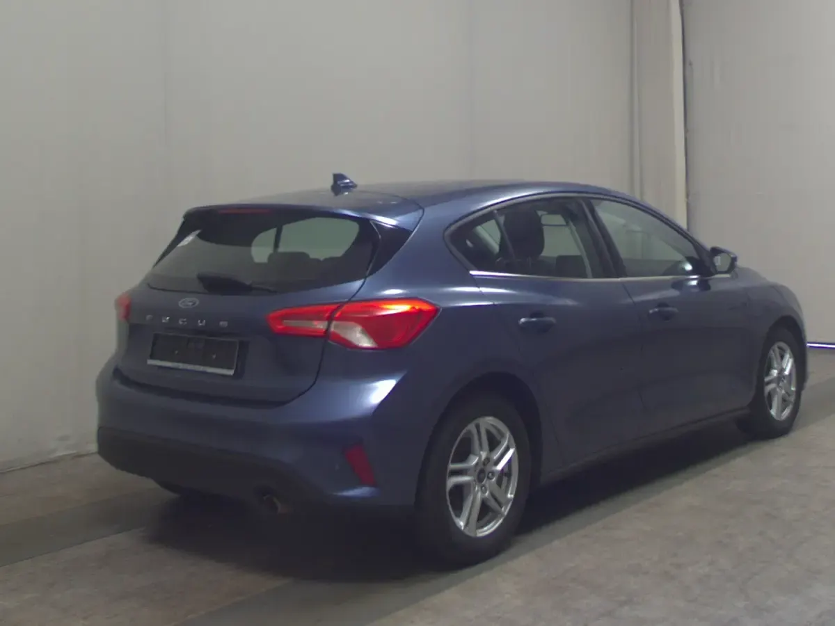 Używany Ford Focus Cool & Connect 120 KM (88 kW) 2021 Niebieski Sedan/Limuzyna