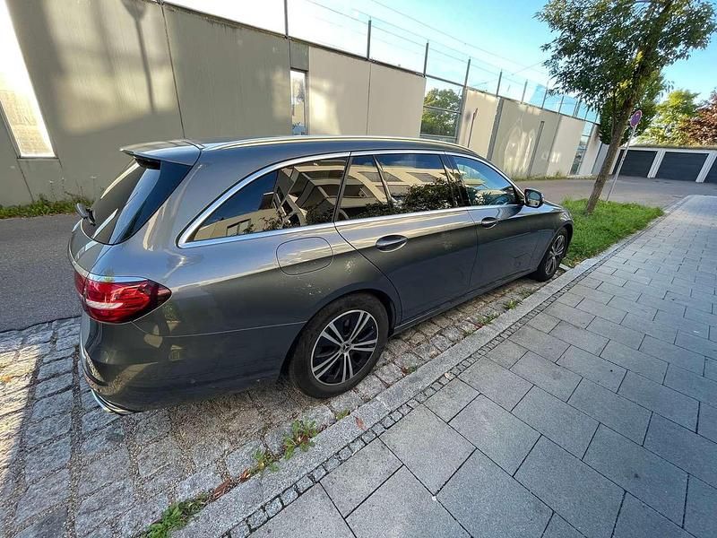 Gebraucht Mercedes E220 Exclusive 200 PS (147 kW) 2022 Grau Kombi