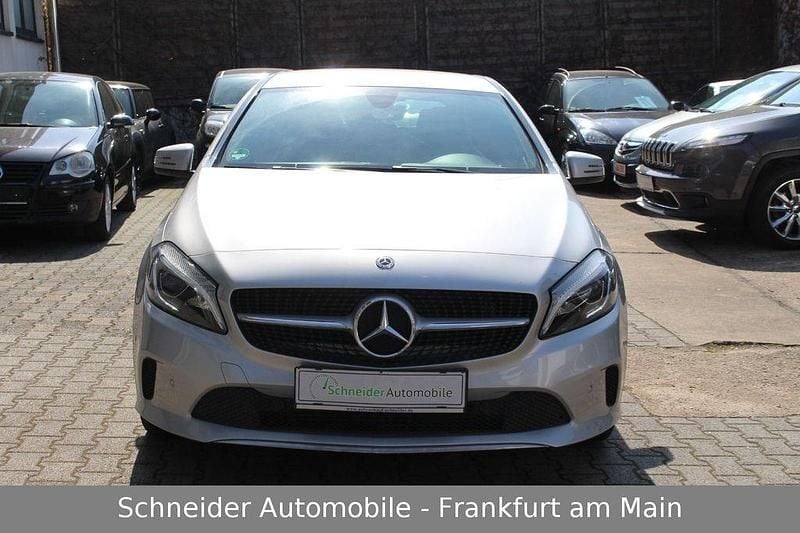 Gebraucht Mercedes A180 122 PS (89 kW) 2017 Silber Limousine