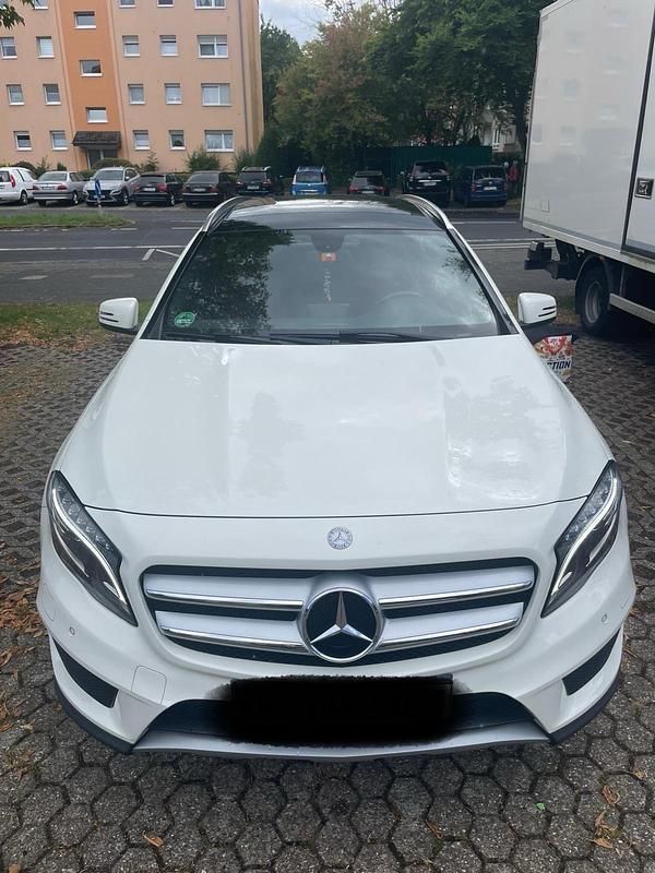 Weiß Gebraucht 2015 Mercedes GLA200 AMG line SUV | 19.000 € (Etwas zu teuer) - Bild 1/4