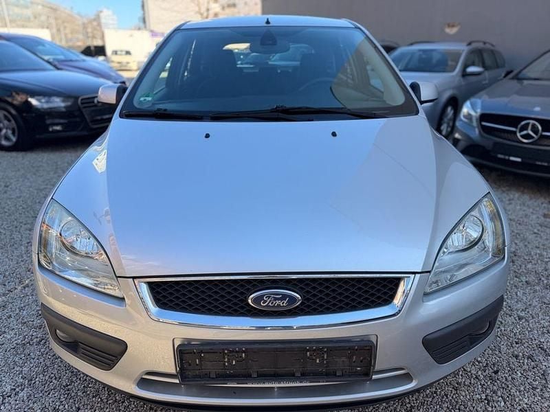 Gebraucht Ford Focus Ghia 101 PS (74 kW) 2005 Silber Limousine