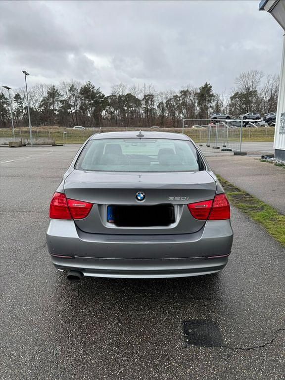 Gebraucht BMW 320 170 PS (125 kW) 2010 Grau Limousine