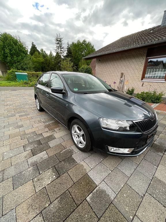 Grau Gebraucht 2014 Skoda Rapid Ambition Limousine | 6.500 € (Fairer Preis) - Bild 1/4