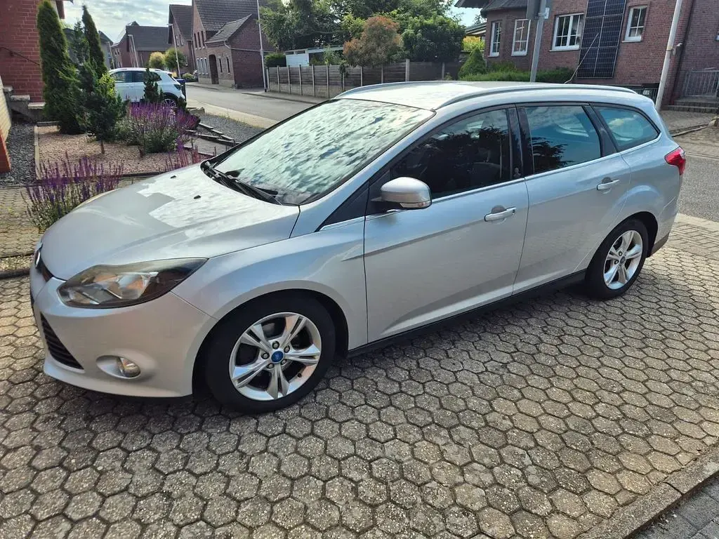 Gebraucht Ford Focus 125 PS (91 kW) 2012 Silber Limousine