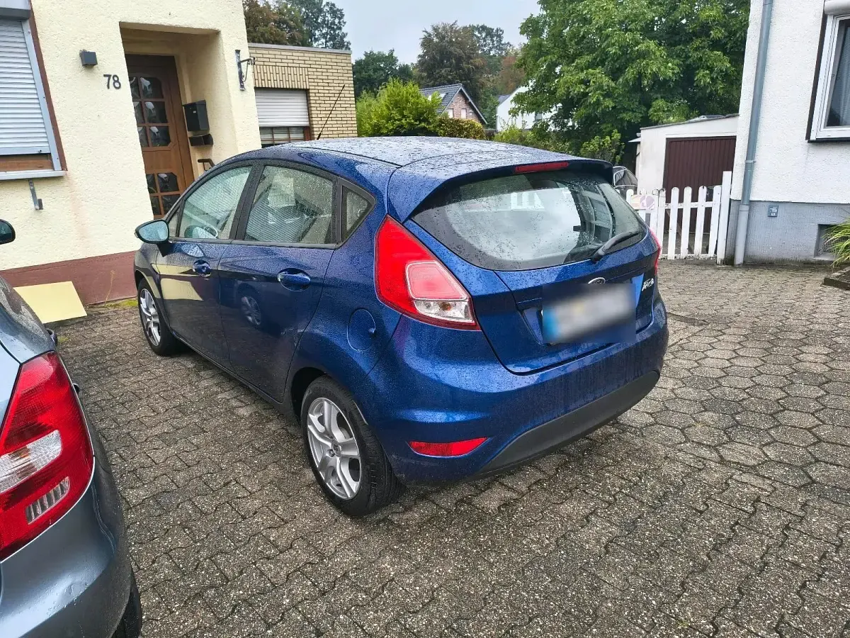 Gebraucht Ford Fiesta 95 PS (69 kW) 2014 Blau Kleinwagen