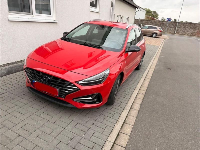Rot Gebraucht 2021 Hyundai i30 Prime Kombi | 18.499 € (Fairer Preis) - Bild 1/4