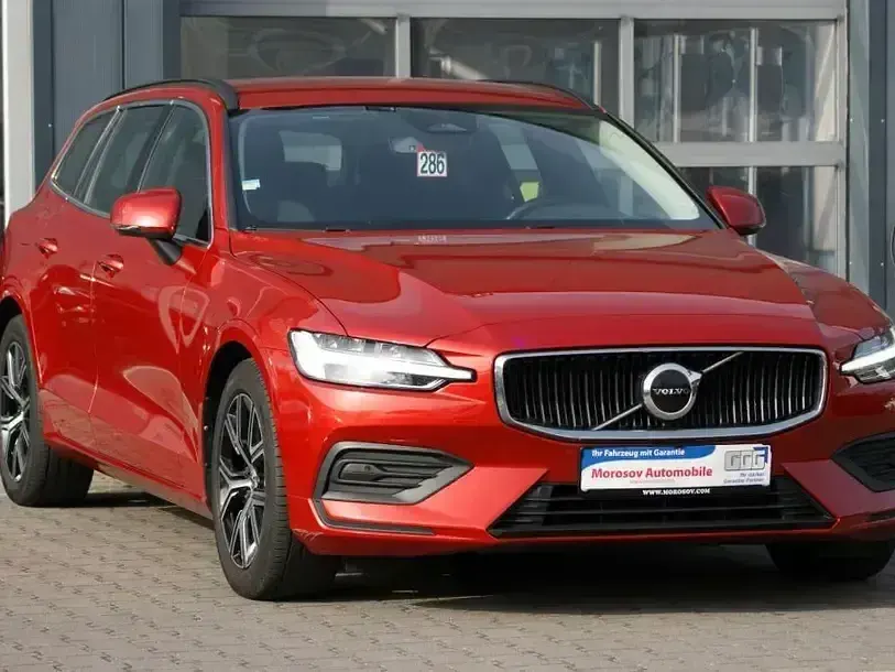 Gebraucht Volvo V60 Core 250 PS (183 kW) 2022 Fusion red metallic Kombi