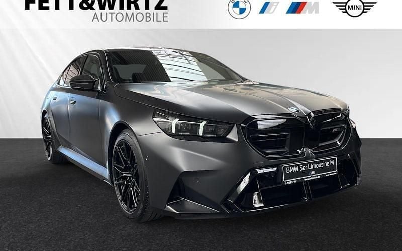 Grau Gebraucht 2025 BMW M5 Comfort Edition Limousine | 133.490 € (Superpreis) - Bild 1/4