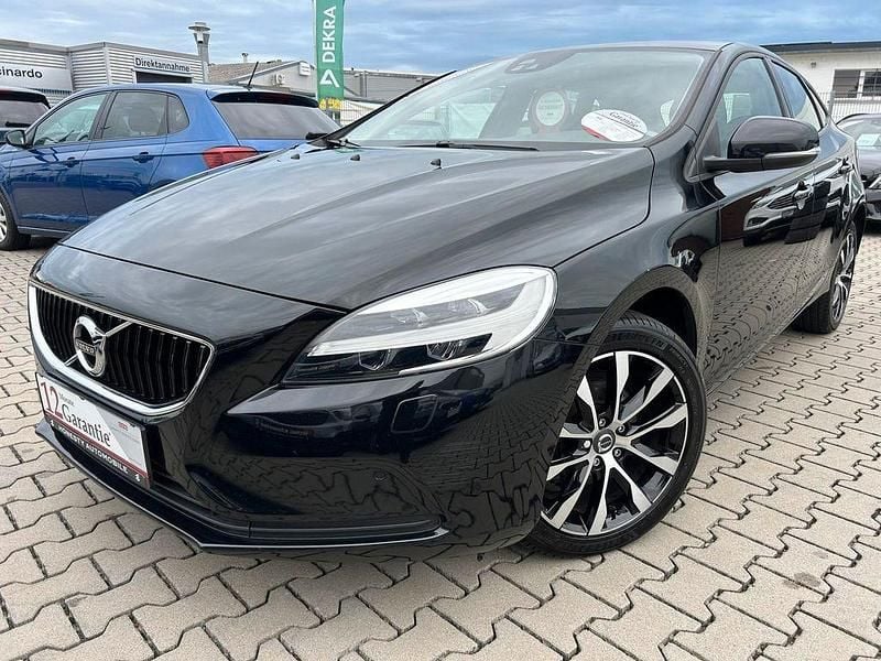 Schwarz Gebraucht 2019 Volvo V40 Momentum Kombi | 14.290 € (Fairer Preis) - Bild 1/3