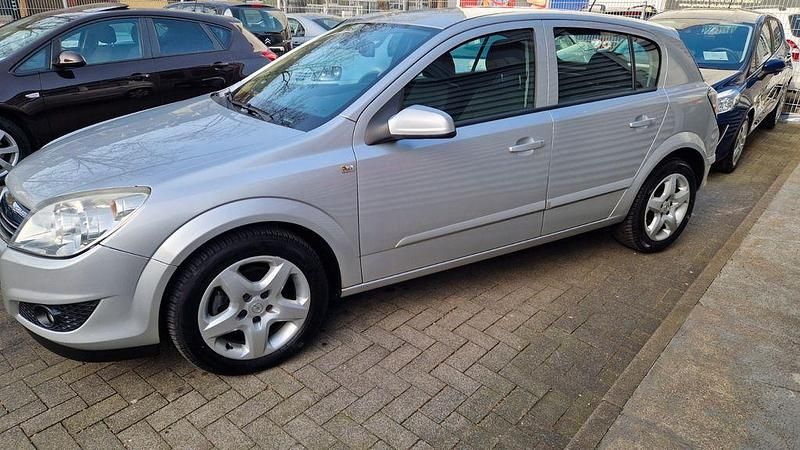 Gebraucht Opel Astra Edition 105 PS (77 kW) 2007 Silber Limousine