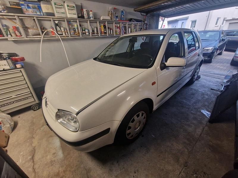 Weiß Gebraucht 1998 VW Golf IV Kleinwagen | 699 € (Guter Preis) - Bild 1/4