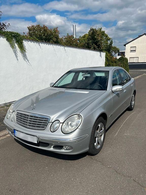 Silber Gebraucht 2003 Mercedes E200 Elegance Limousine | 4.300 € (Fairer Preis) - Bild 1/4