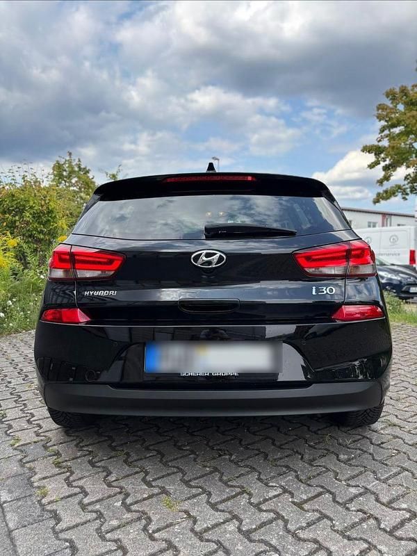 Schwarz Gebraucht 2017 Hyundai i30 Style Limousine | 10.999 € (Superpreis) - Bild 1/4