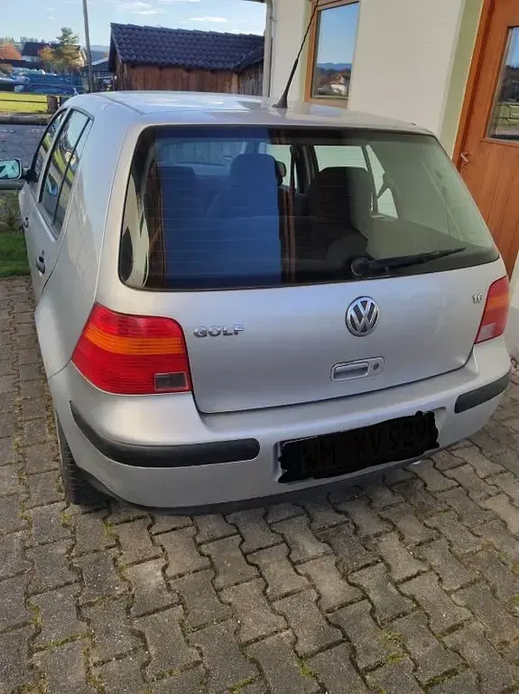 Second-hand VW Golf IV 105 CP (77 kW) 2001 Argintiu Berlinǎ