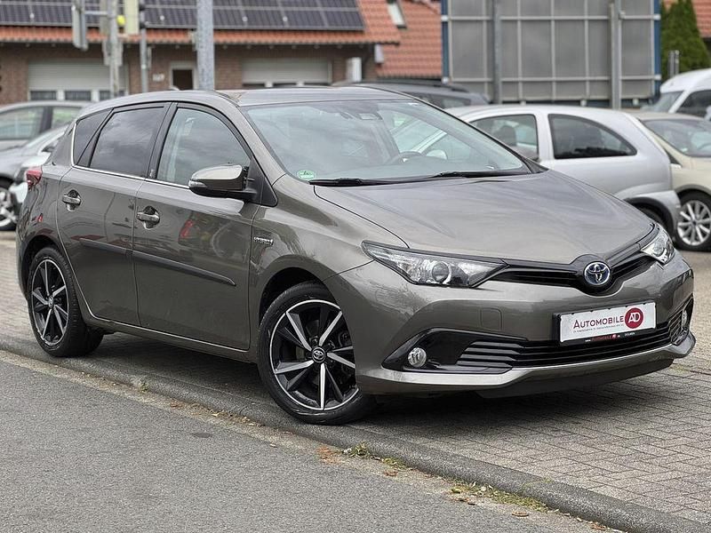 Grau Gebraucht 2018 Toyota Auris Hybrid Team Limousine | 12.890 € (Fairer Preis) - Bild 1/3