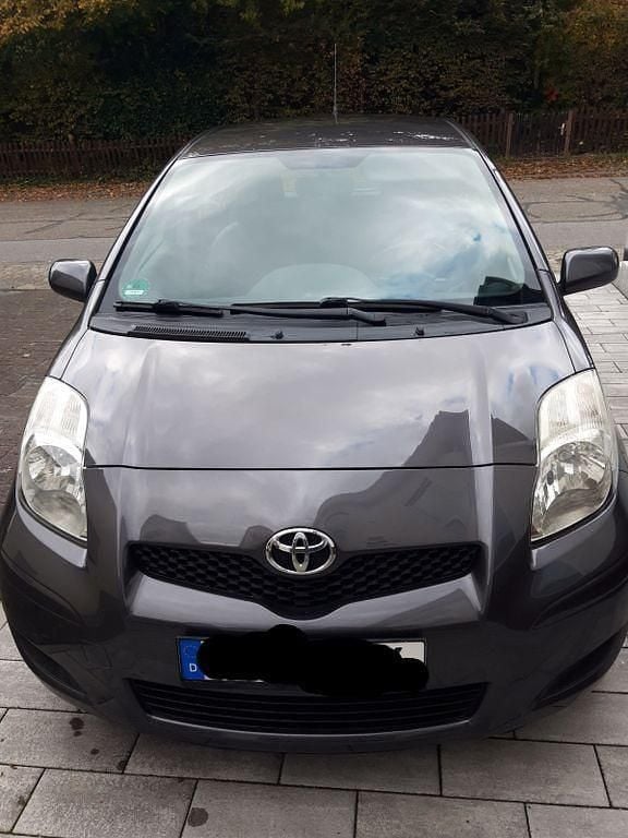 Grau Gebraucht 2010 Toyota Yaris Cool Limousine | 3.950 € (Etwas zu teuer) - Bild 1/4