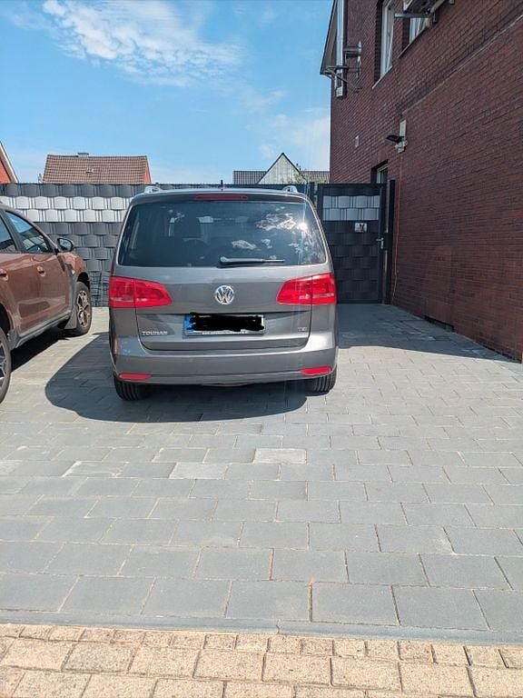 Grau Gebraucht 2014 VW Touran Cup Van / Kleinbus | 9.000 € (Guter Preis) - Bild 1/4