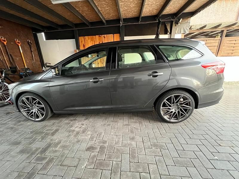 Gebraucht Ford Focus 125 PS (91 kW) 2015 Grau Kombi