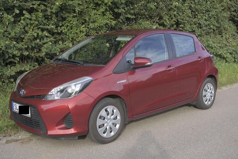 Rot Gebraucht 2013 Toyota Yaris Hybrid Kleinwagen | 9.900 € (Fairer Preis) - Bild 1/4