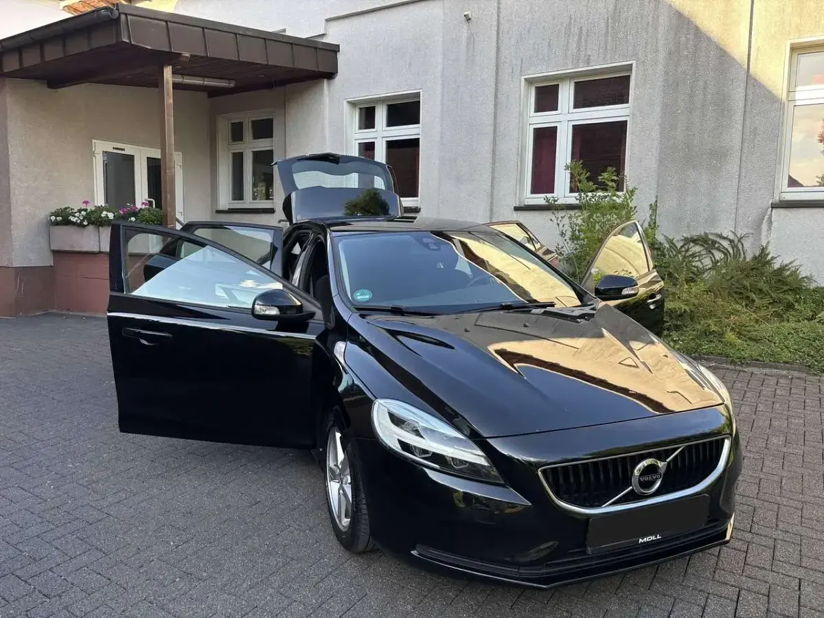 Gebraucht Volvo V40 122 PS (89 kW) 2017 Schwarz Limousine