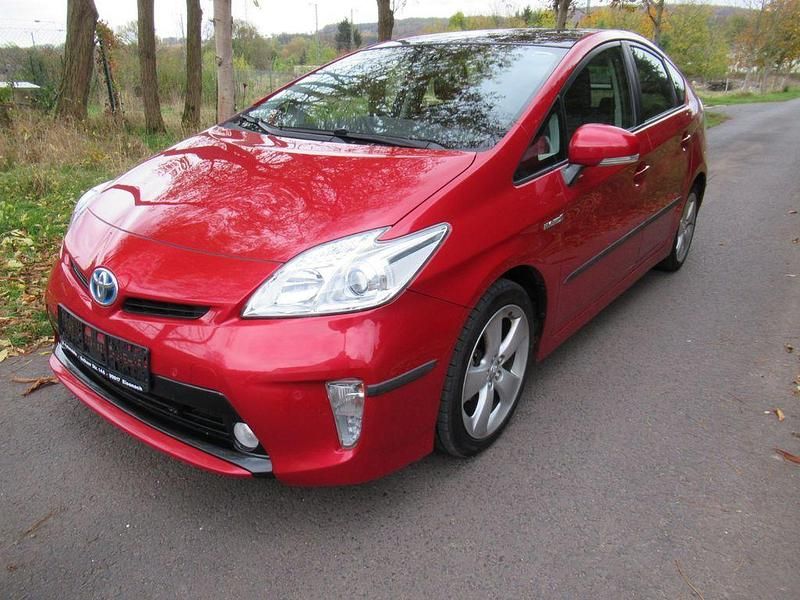 Rot Gebraucht 2012 Toyota Prius Life Kleinwagen | 11.999 € (Fairer Preis) - Bild 1/4