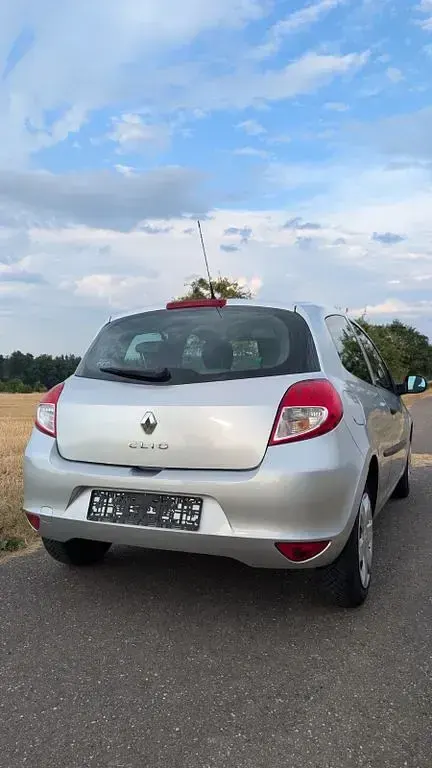 Gebraucht Renault Clio II 75 PS (55 kW) 2010 Silber Limousine