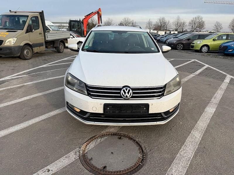 Weiß Gebraucht 2011 VW Passat Highline Kombi | 4.399 € (Superpreis) - Bild 1/4
