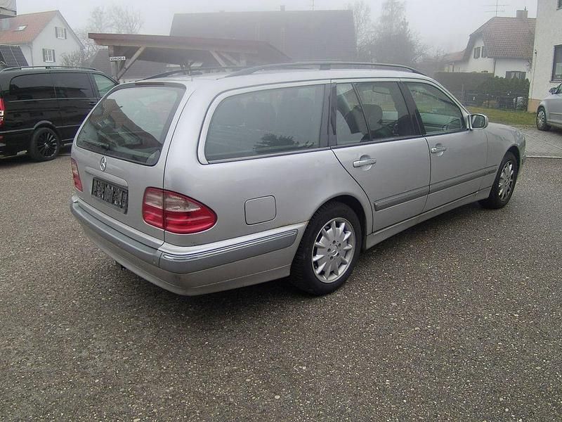 Gebraucht Mercedes E240 170 PS (125 kW) 2000 Silber Limousine