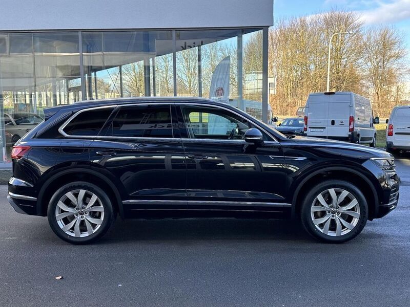 Gebraucht VW Touareg Elegance 381 PS (280 kW) 2021 Deep black perleffekt (metallic) SUV