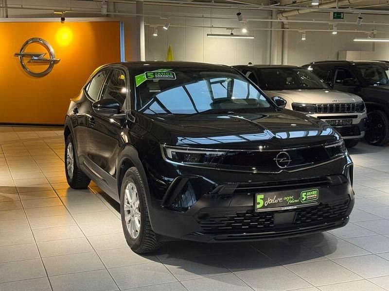 Gebraucht Opel Mokka-e Edition 100 kW (136 PS) 2023 Lackierung schwarz perla nera/typ aussen (metallic) SUV