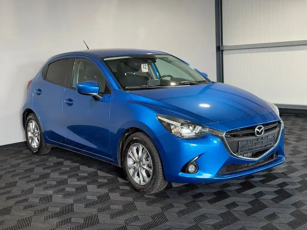 Używany Mazda 2 Exclusive-Line 105 KM (77 kW) 2015 Niebieski Sedan/Limuzyna