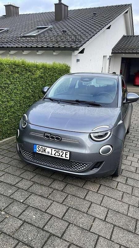 Grau Gebraucht 2021 Fiat 500e Kleinwagen | 13.990 € (Superpreis) - Bild 1/4