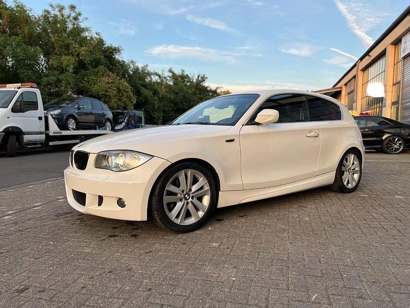 Weiß Gebraucht 2010 BMW 120 M Sport Kleinwagen | 6.499 € (Fairer Preis) - Bild 1/4