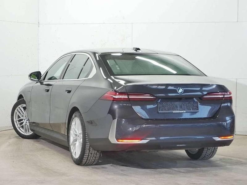 Gebraucht BMW 530e 299 PS (219 kW) 2024 Sophistograu brillanteffekt Limousine