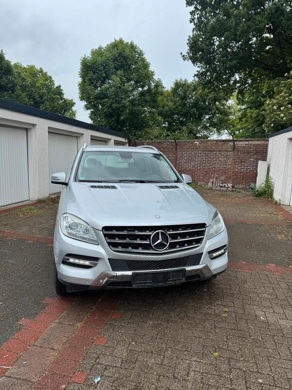 Silber Gebraucht 2013 Mercedes ML250 SUV | 11.200 € (Superpreis) - Bild 1/4