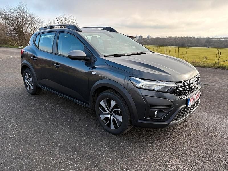 Grau Gebraucht 2023 Dacia Sandero Expression Kleinwagen | 12.999 € (Superpreis) - Bild 1/4