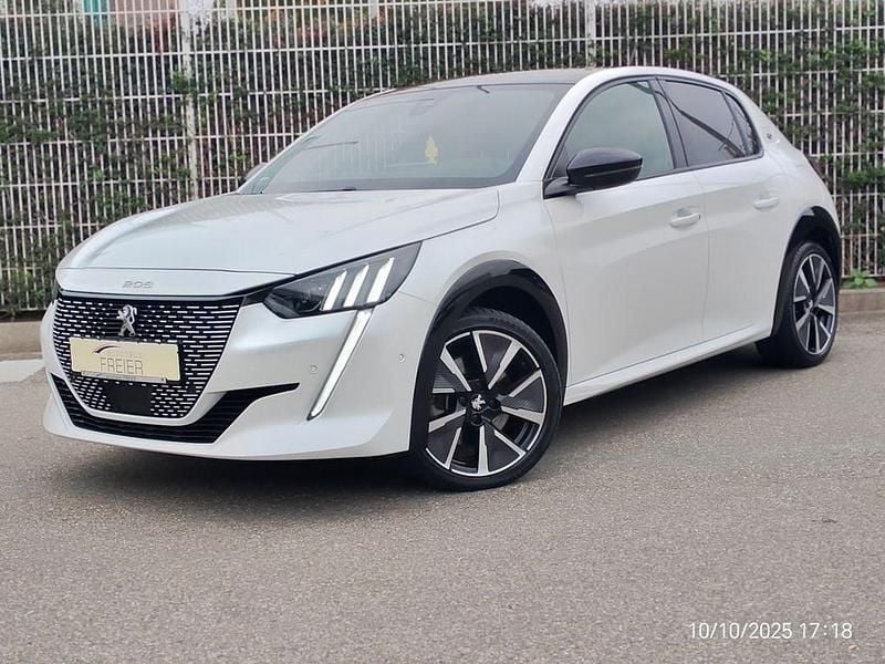 Weiß Gebraucht 2021 Peugeot e-208 GT Kleinwagen | 16.290 € (Fairer Preis) - Bild 1/4