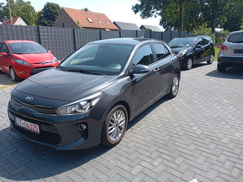 Grau Gebraucht 2020 Kia Rio DREAM-TEAM Edition Limousine | 9.400 € (Guter Preis) - Bild 1/4