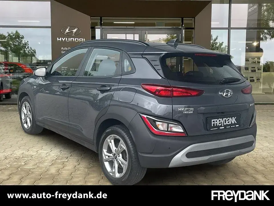 Gebraucht Hyundai Kona Trend 120 PS (88 kW) 2023 Ecotronic gray SUV