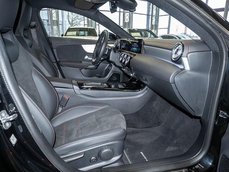 Gebraucht Mercedes CLA200 Premium 163 PS (119 kW) 2024 Schwarz / kosmosschwarz Coupé