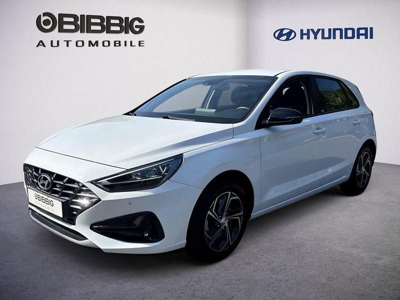 Weiß Gebraucht 2020 Hyundai i30 Intro Edition Limousine | 16.800 € (Fairer Preis) - Bild 1/3