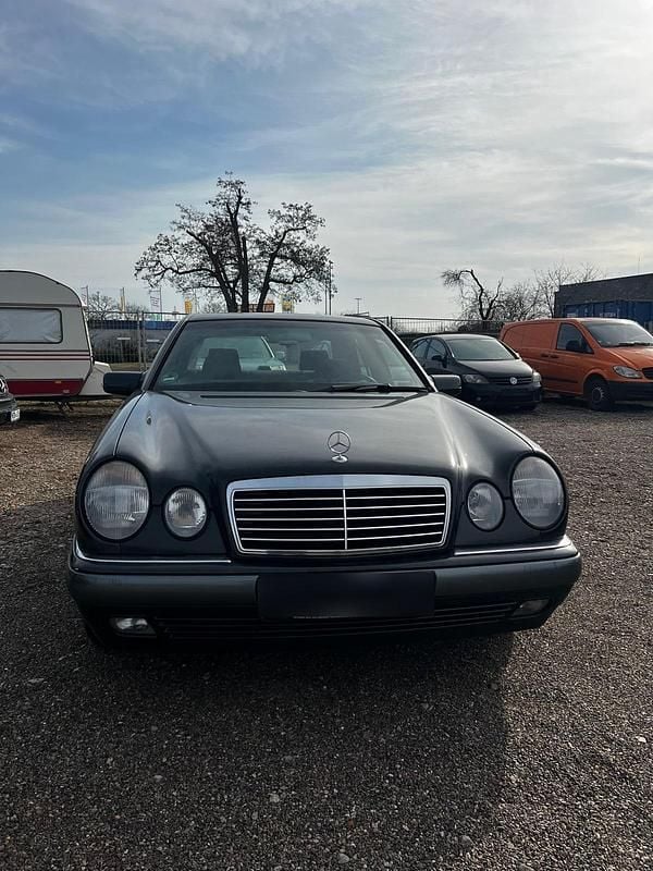 Gebraucht Mercedes E200 136 PS (100 kW) 1997 Schwarz Limousine