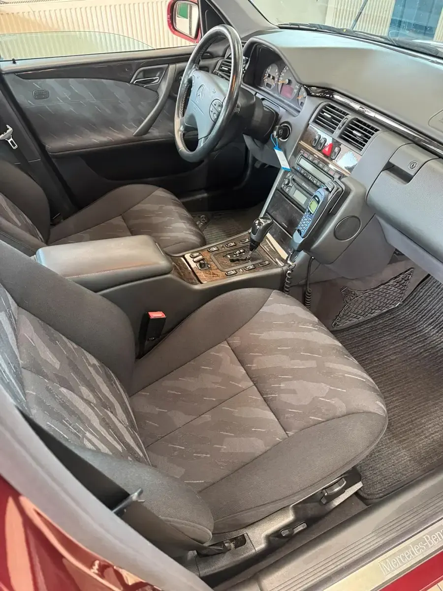 Używany Mercedes E320 Avantgarde 197 KM (144 kW) 2001 Czerwony Sedan/Limuzyna