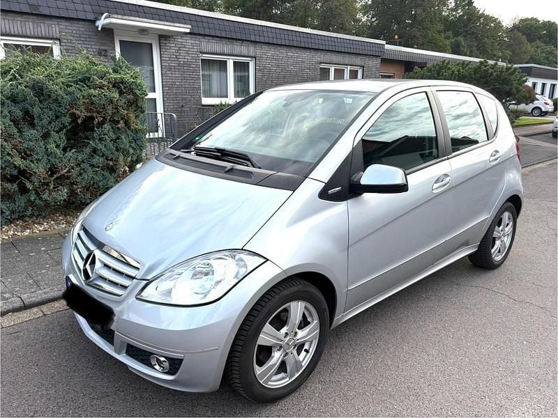 Grau Gebraucht 2011 Mercedes A160 Avantgarde Limousine | 7.890 € (Teuer) - Bild 1/4