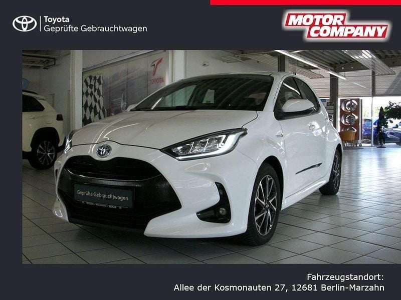 Weiß Gebraucht 2021 Toyota Yaris Hybrid Club Limousine | 18.880 € (Guter Preis) - Bild 1/4