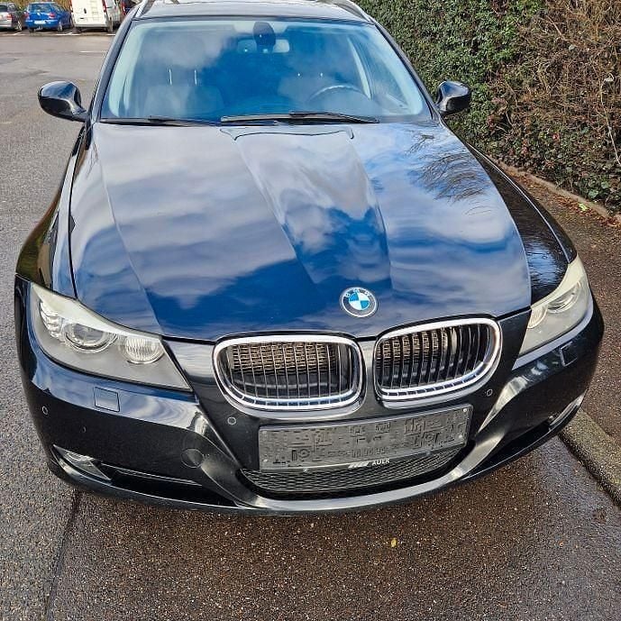 Schwarz Gebraucht 2011 BMW 318 Comfort Edition Kombi | 4.990 € (Superpreis) - Bild 1/4