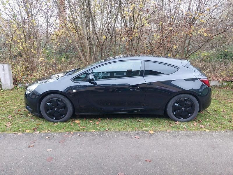 Gebraucht Opel Astra GTC Active 101 PS (74 kW) 2013 Schwarz Limousine