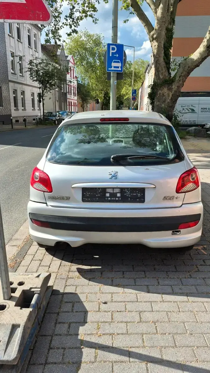 Gebraucht Peugeot 206+ 75 PS (55 kW) 2011 Silber Kleinwagen